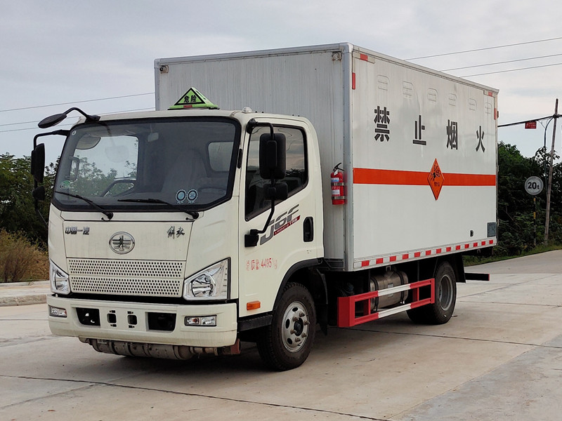 解放5.5米（黃牌）易燃液體廂式運(yùn)輸車(chē)